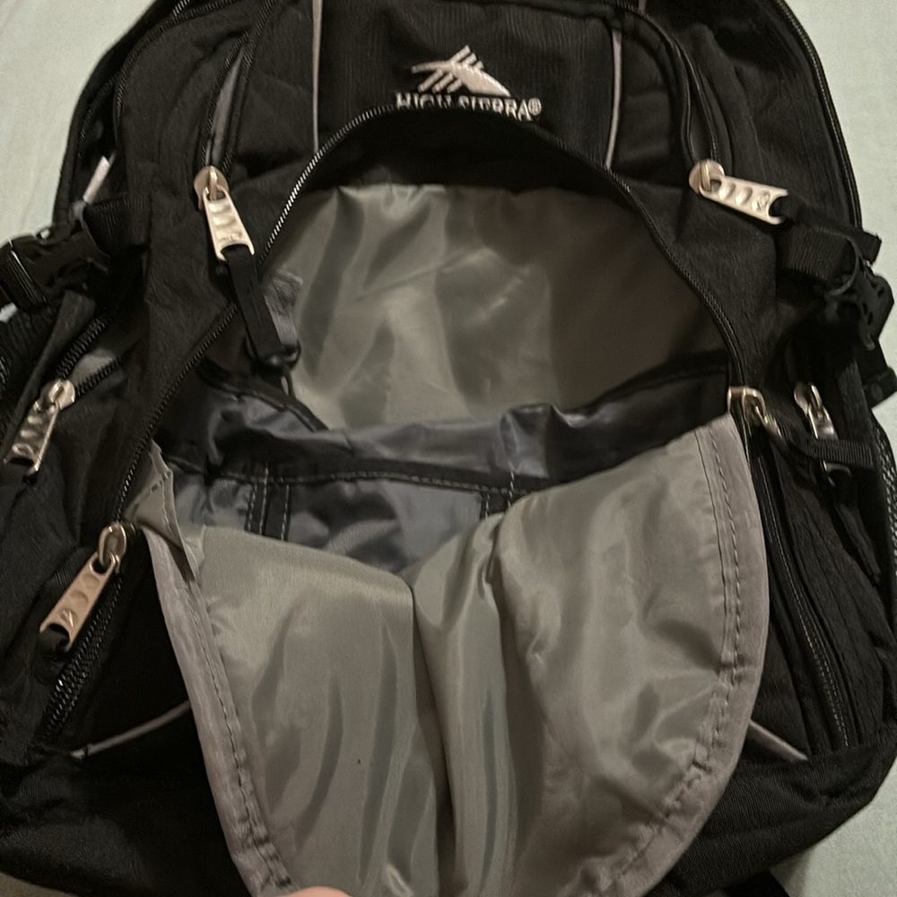High Sierra backpack 🎒 - Picture 2 of 5